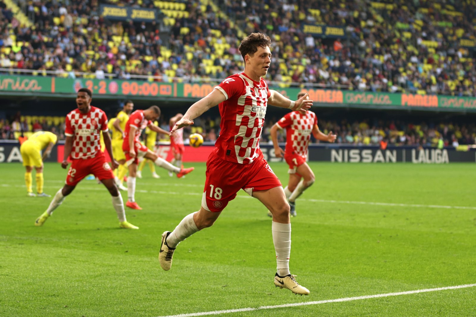 Ladislav Krejci del Girona FC celebra el segundo gol de su equipo durante el partido de LaLiga entre el Villarreal CF y el Girona FC en el Estadio de la Cerámica el 01 de diciembre de 2024 en Villarreal, España.