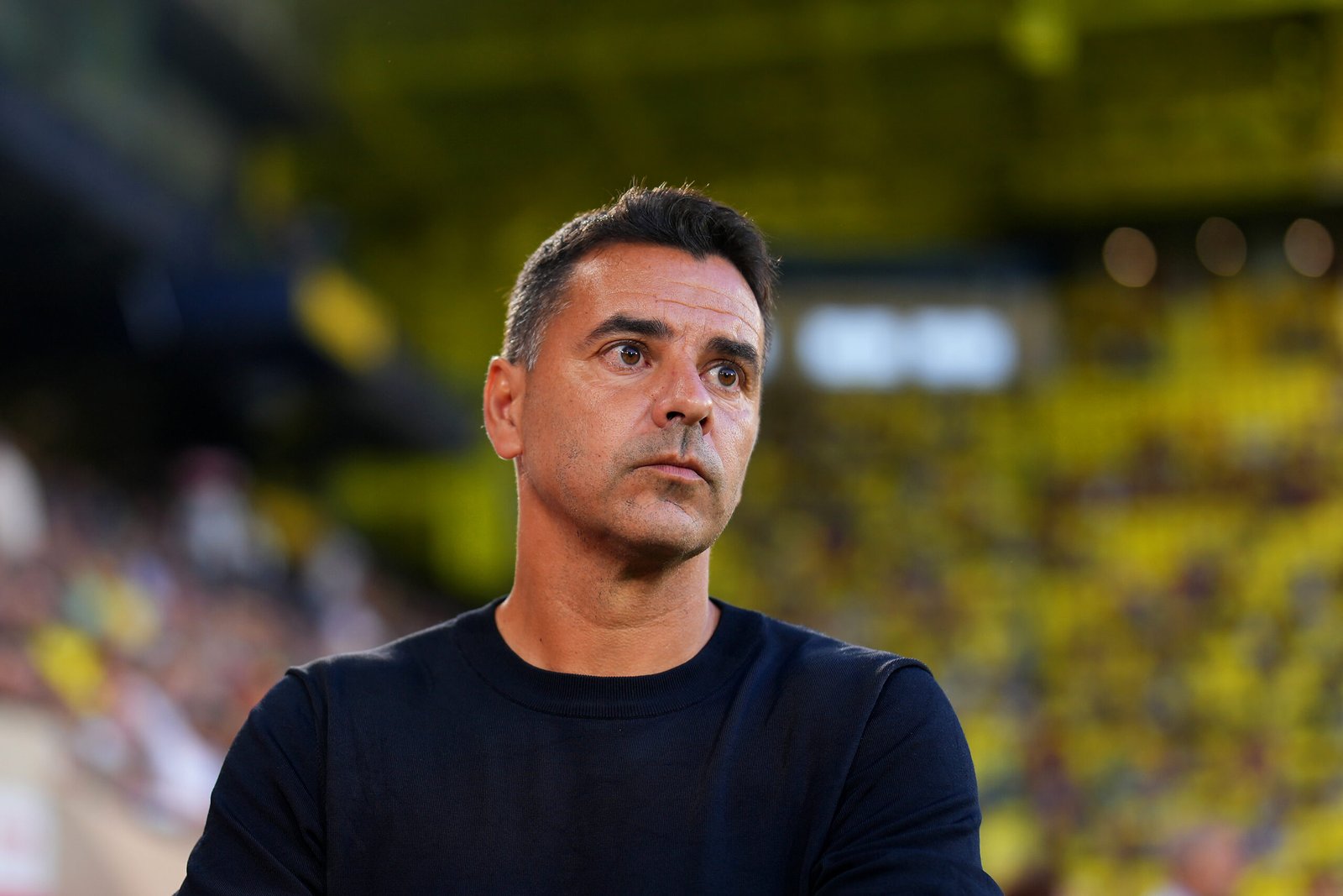 Michel, entrenador del Girona, observa antes del partido de LaLiga EA Sports entre el Villarreal CF y el Girona FC en el Estadio de la Cerámica el 27 de septiembre de 2023 en Villarreal, España.