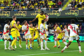 Yerson Mosquera de Villarreal CF anota el segundo gol de su equipo durante el partido de LaLiga EA Sports entre Villarreal CF y Rayo Vallecano en el Estadio de la Cerámica el 28 de abril de 2024 en Villarreal, España.