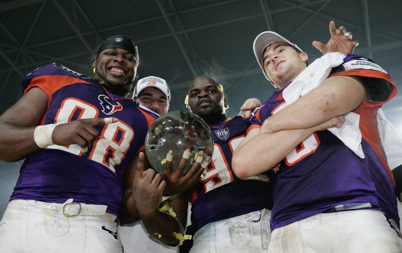 Los Frankfurt Galaxy, equipo de la NFL Europe, con su titulo de ganador de la  NFL Europe World Bowl XIV ente los Amsterdam Admirals y Frankfurt Galaxy en el 2006 en Dusseldorf, Alemania- (Fotografia Christof Koepsel/Bongarts/Getty Images)