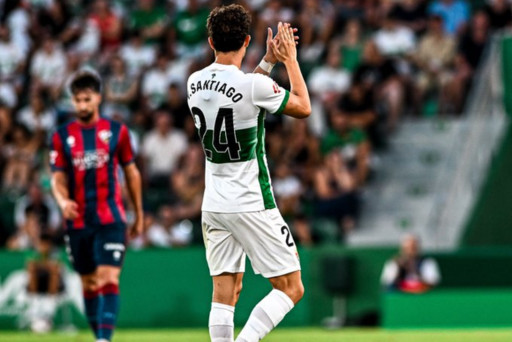 Yago Santiago siendo sustituido en el Elche - Huesca