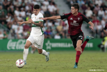 Agustín Álvarez disputando un balón con el jugador del Mirandés