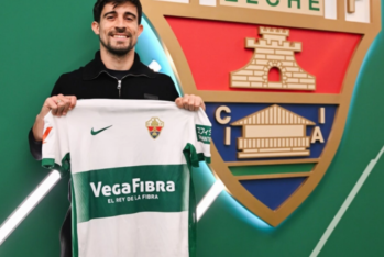 Jairo Izquierdo posando con la camiseta del Elche CF