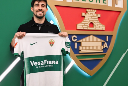 Jairo Izquierdo posando con la camiseta del Elche CF