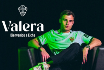 Germán Valera posando con la camiseta del Elche