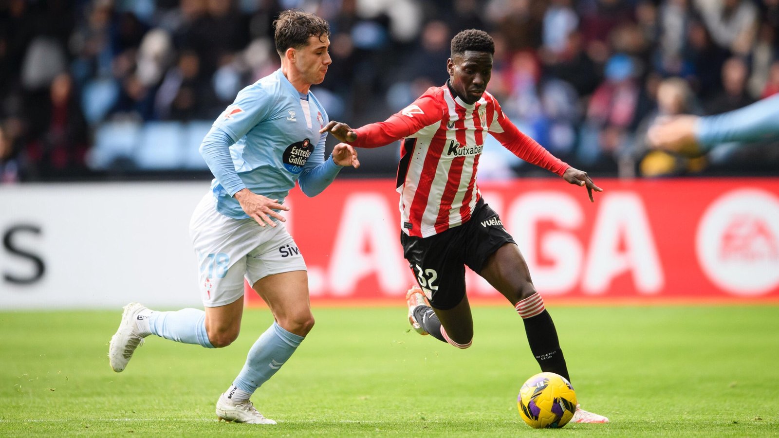 Adama Boiro disputa el balón con un jugador del Celta. Fuente: Athletic Club "X"