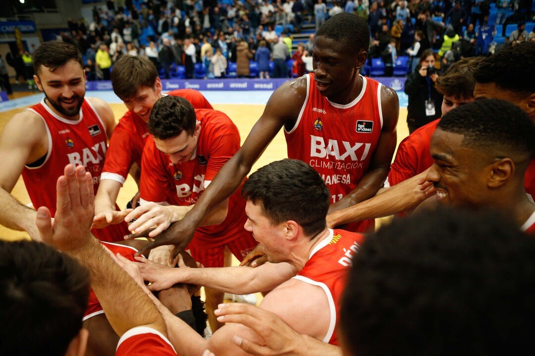 Los jugadores del Baxi Manresa celebran la victoria lograda en el Pazo ante el Río Breogán. Foto: Carlos Castro