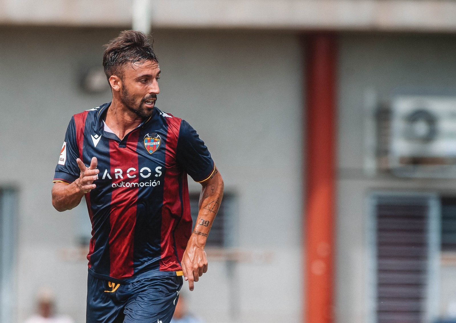 Óscar Clemente disputa un partido con la camiseta del Levante. Foto: Adolfo Benetó