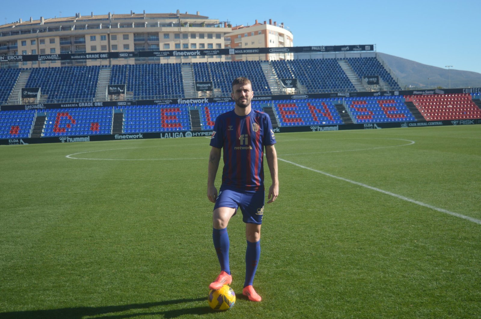 Raúl Parra en su presentación como jugador del CD Eldense (Fotografía: Ángel Sánchez)