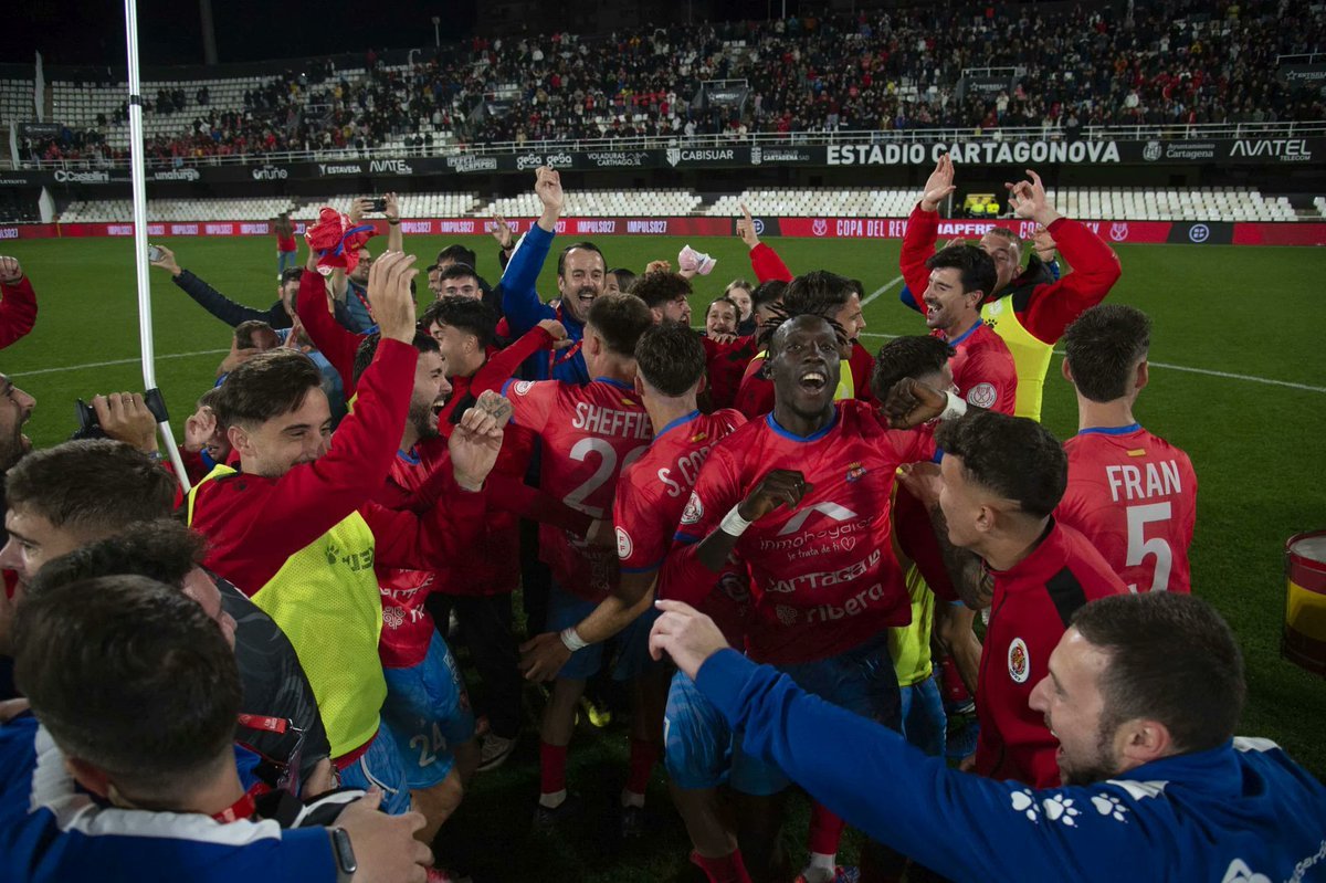 La plantilla de la Deportiva Minera celebra el pase anterior de Copa logrado ante el Deportivo Alavés. Fuente: La Verdad