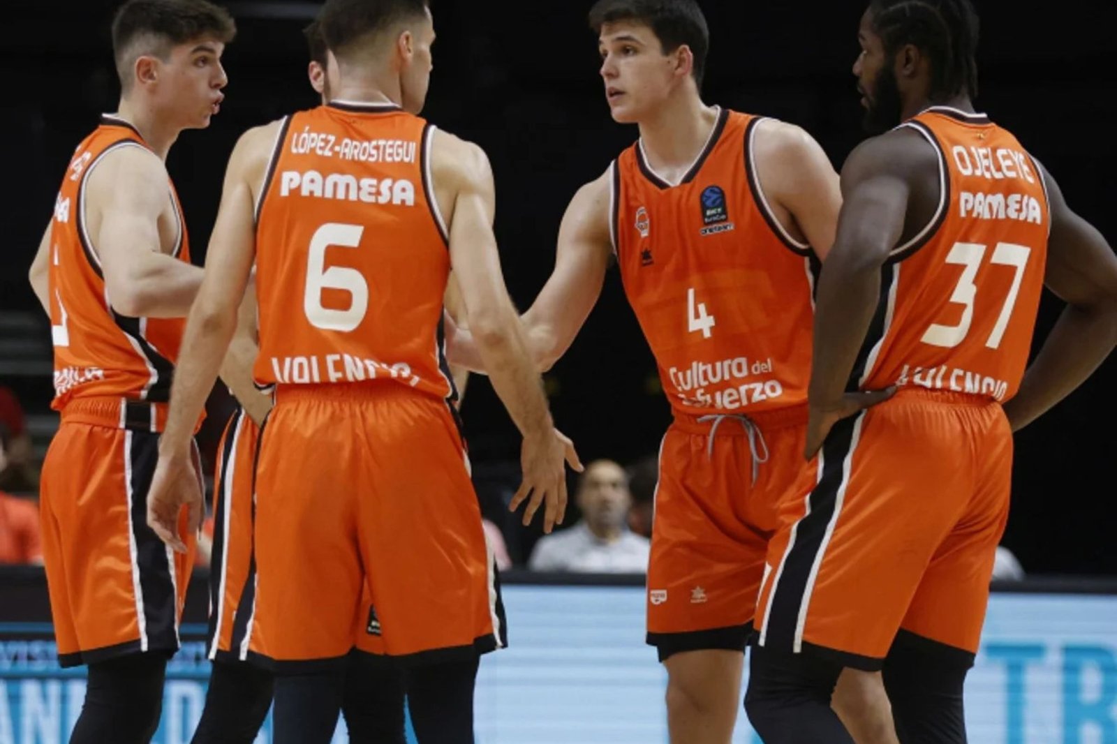 Los jugadores del Valencia Basket hablando