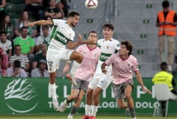 Jugador del Elche CF rematando el balón en el partido ante el Sporting de Gijón