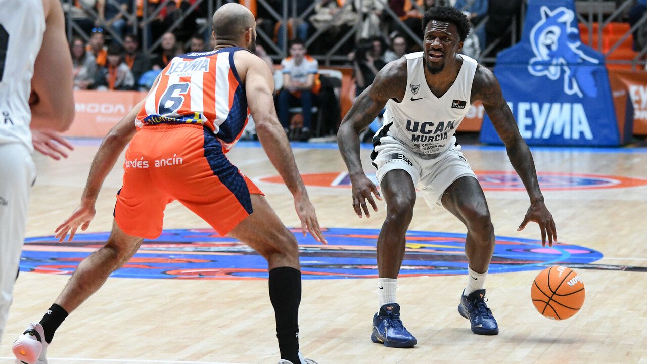 Ennis y Scrubb durante un momento del partido. Fuente: ACB vía web