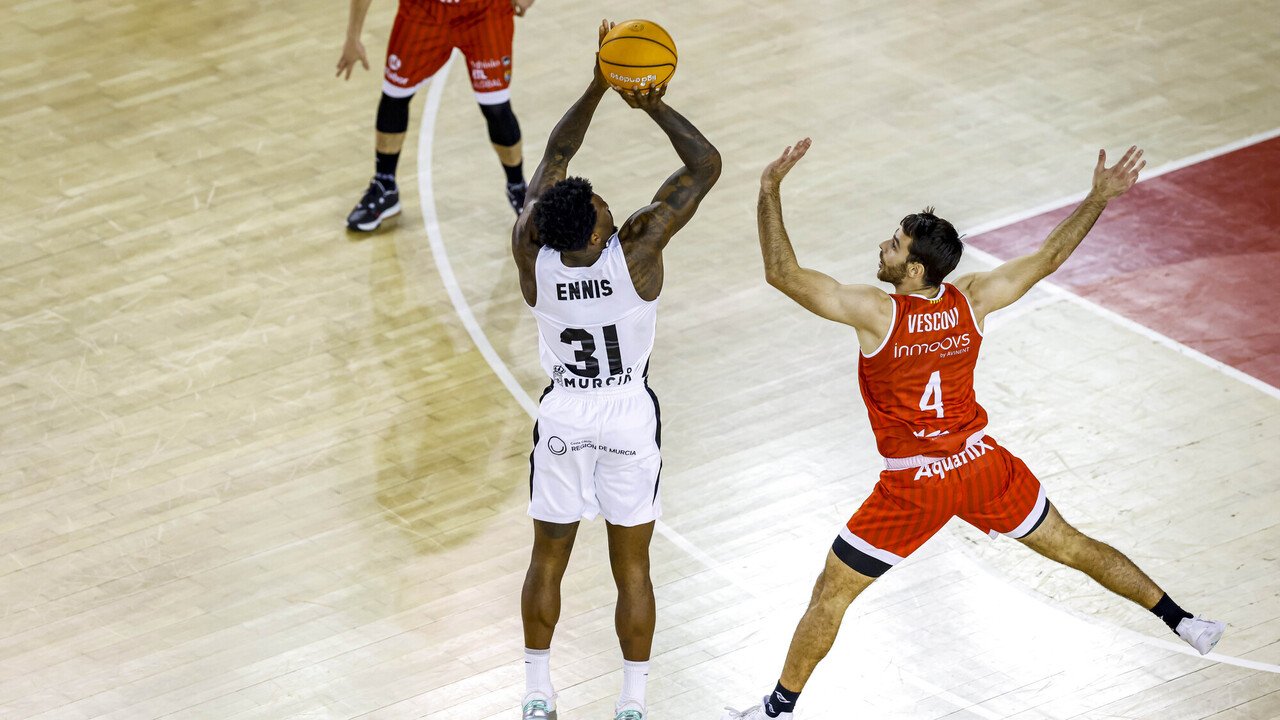 Dylan Ennis tira un triple con Vescovi muy cerca de él. Fuente: ACB vía web