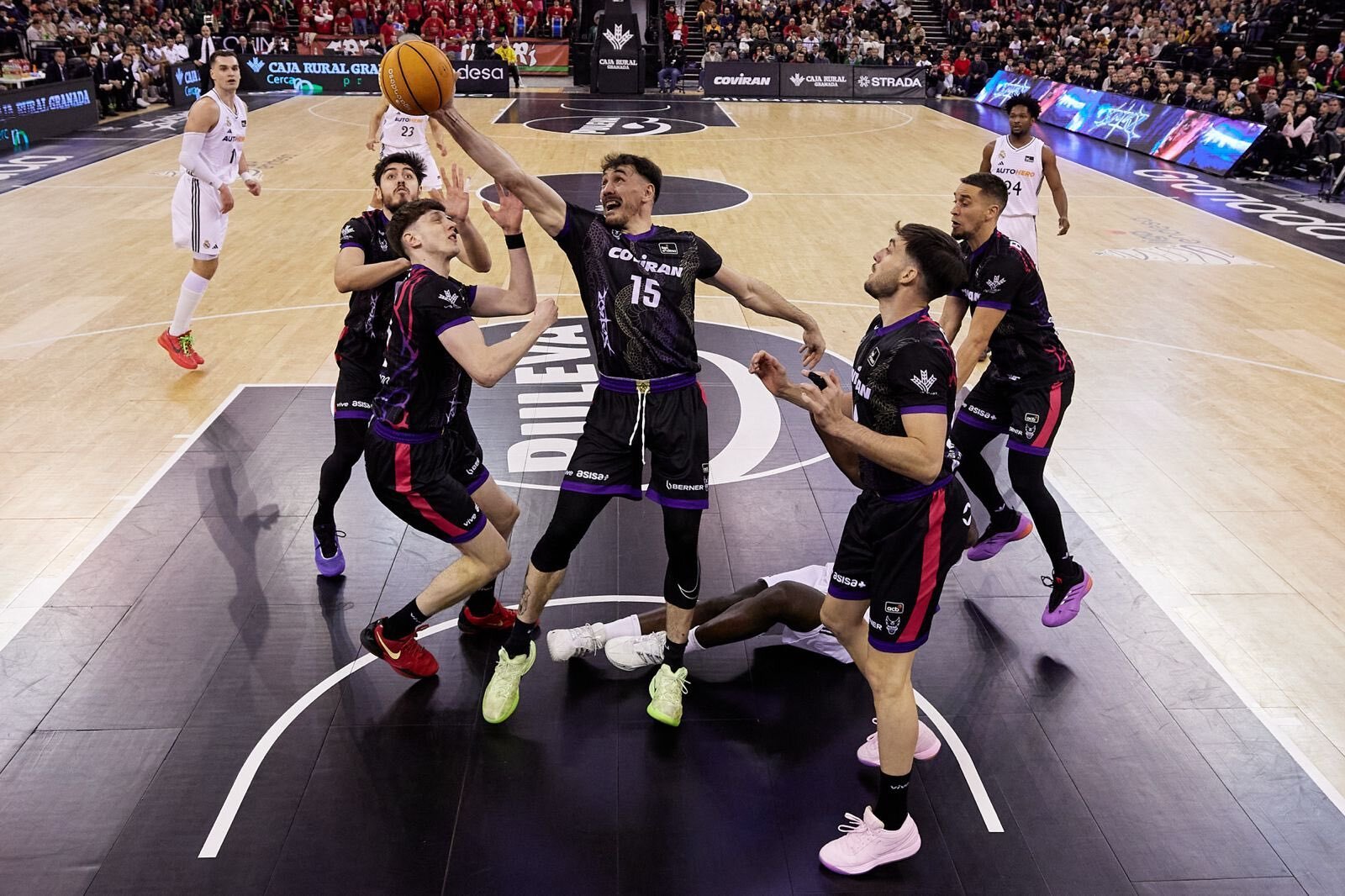 Los jugadores del Coviran Granada cogiendo un rebote