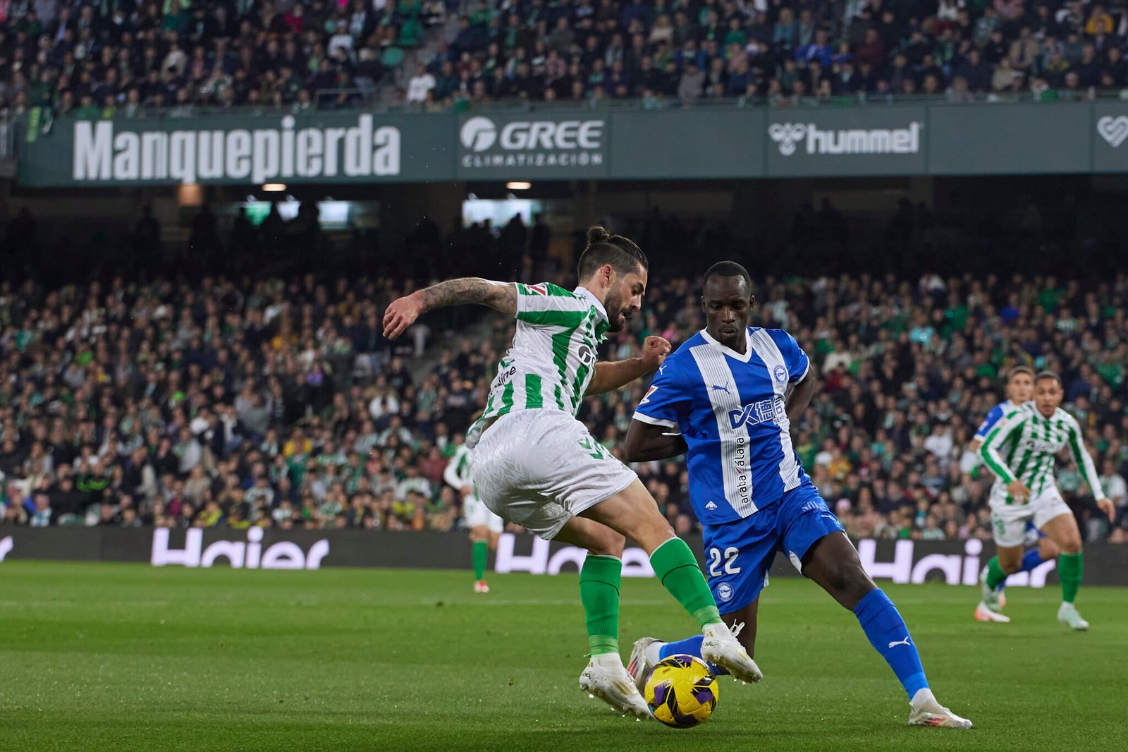 Isco regateando a Diarra. FOTO: Real Betis, "X".