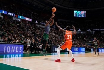 Ejim tirando un triple sobre Ojeleye