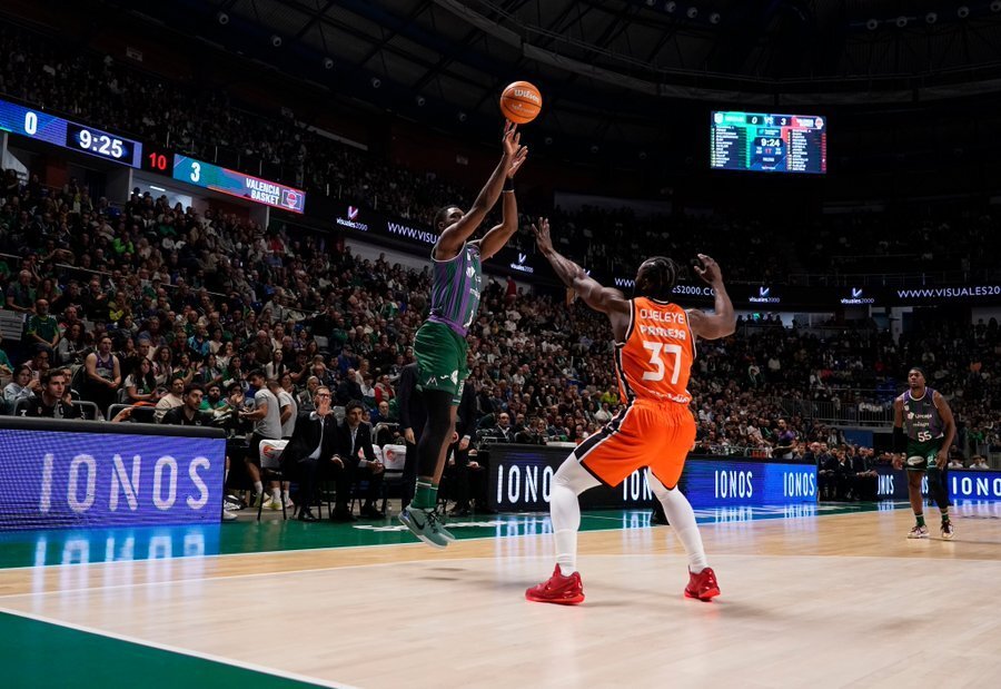 Ejim tirando un triple sobre Ojeleye