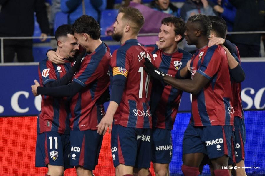 Los jugadores del Huesca celebran el gol de Joaquín. Fuente: LaLiga vía web