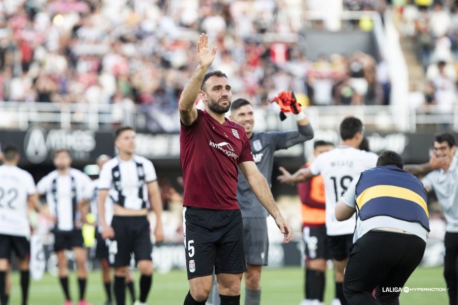 Gonzalo Verdú llora en el día en el que el FC Cartagena logró la permanencia la temporada pasada. Fuente: LaLiga vía web