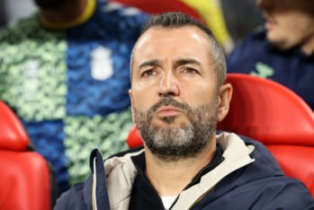 Diego Martínez Peñas, entrenador de la UD Las Palmas, observa antes del partido de LaLiga entre el Rayo Vallecano y la UD Las Palmas en el Estadio de Vallecas el 8 de noviembre de 2024 en Madrid, España. (Foto de Florencia Tan Jun/Getty Images)