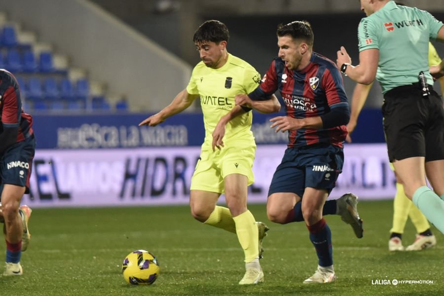 Jairo Izquierdo y Gerard Valentín disputan un balón durante el encuentro. Fuente: LaLiga vía web