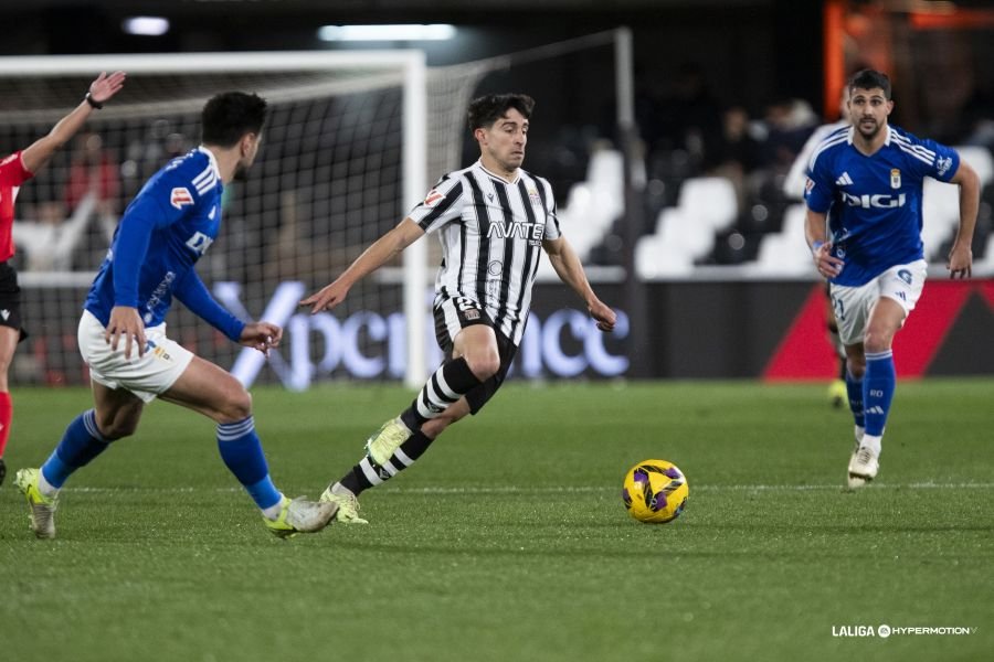 Jairo Izquierdo es vigilado por 2 jugadores del Real Oviedo. Fuente: LaLiga vía web