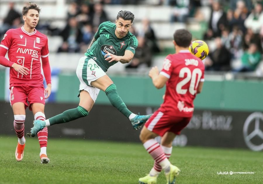 Luis Perea dispara delante de Jairo Izquierdo y Gastón Valles. Fuente: LaLiga vía web