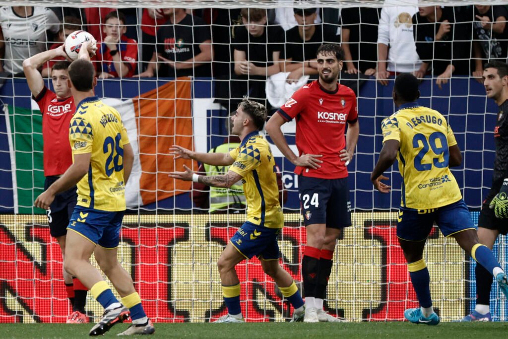 PAMPLONA, 21/09/2024.- El centrocampista de Las Palmas Alberto Moleiro (c), celebra su gol contra Osasuna, durante el partido de la jornada 6 de LaLiga en el estadio El Sadar este sábado.-EFE/ Jesús Diges