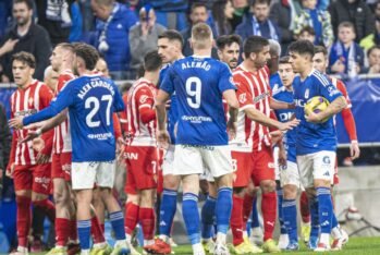 Imagen del momento en el que Real Oviedo y Sporting de Gijón discuten por el lanzamiento de papeles. Fuente: LaLiga vía web