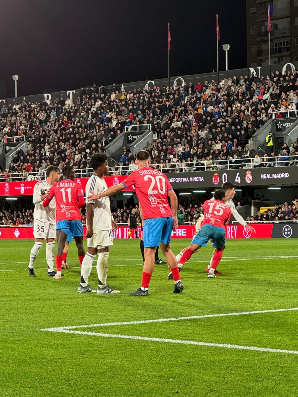 Imagen del duelo entre la Deportiva Minera y el Real Madrid. 