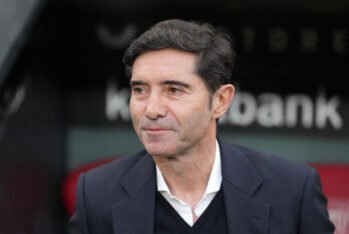 Marcelino, entrenador del Villarreal CF, observa antes del partido de LaLiga entre el Athletic Club y el Villarreal CF en el Estadio de San Mamés el 8 de diciembre de 2024 en Bilbao, España.