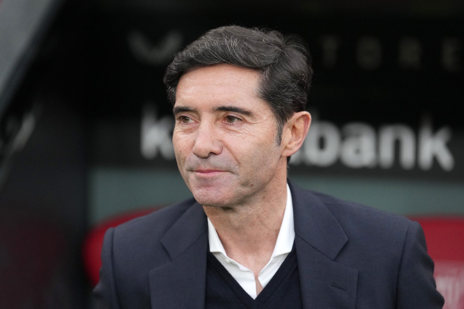 Marcelino, entrenador del Villarreal CF, observa antes del partido de LaLiga entre el Athletic Club y el Villarreal CF en el Estadio de San Mamés el 8 de diciembre de 2024 en Bilbao, España.