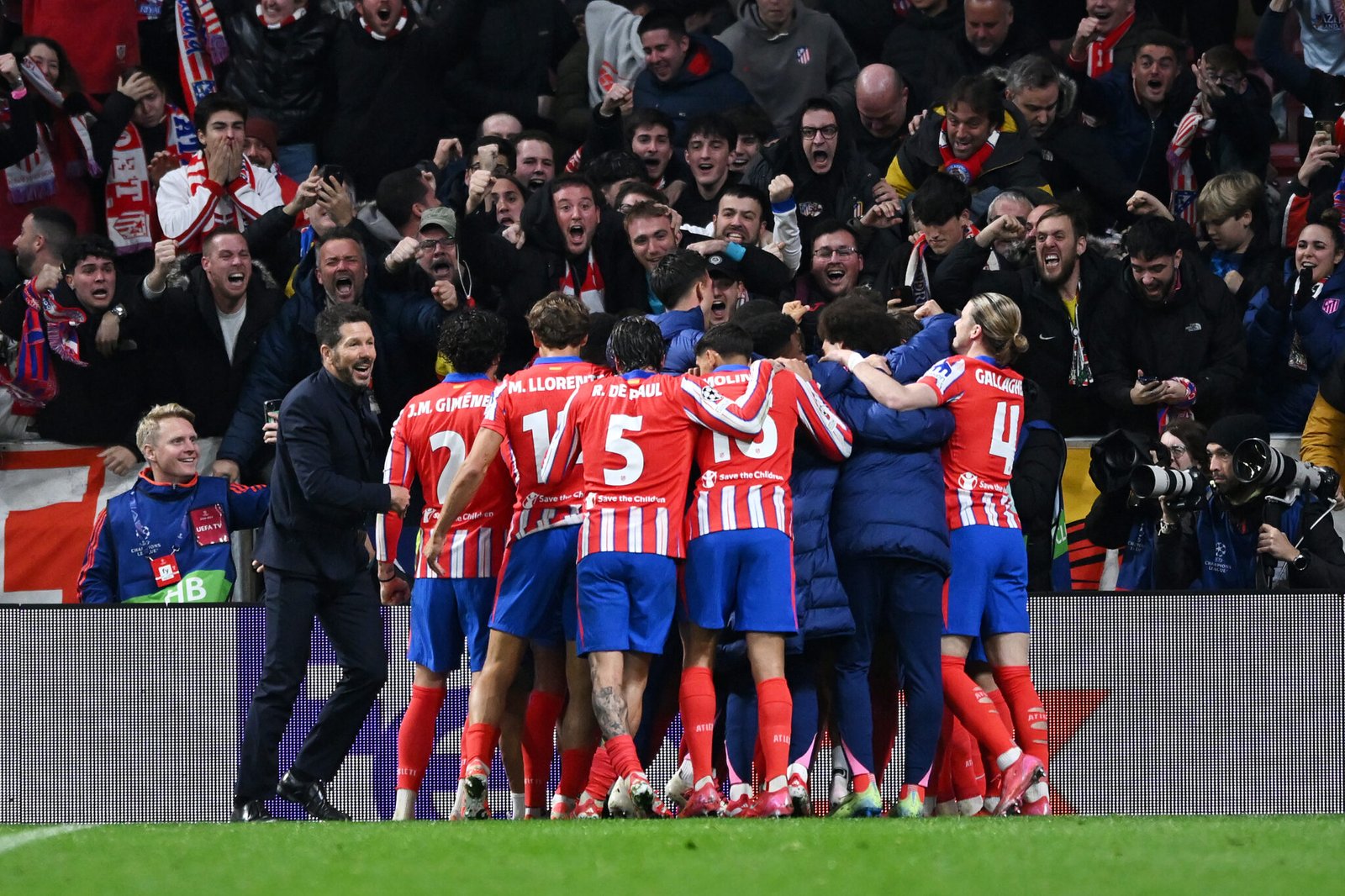 MADRID, ESPAÑA - 21 DE ENERO: Diego Simeone, entrenador del Atlético de Madrid, corre al campo para celebrar con los jugadores después de que Julián Álvarez (parcialmente tapado) marque el segundo gol de su equipo durante el partido de la UEFA Champions League 2024/25 Liga Fase MD7 entre el Atlético de Madrid y el Bayer 04 Leverkusen en el Riad Air Metropolitano el 21 de enero de 2025 en Madrid, España. (Foto de Denis Doyle/Getty Images)