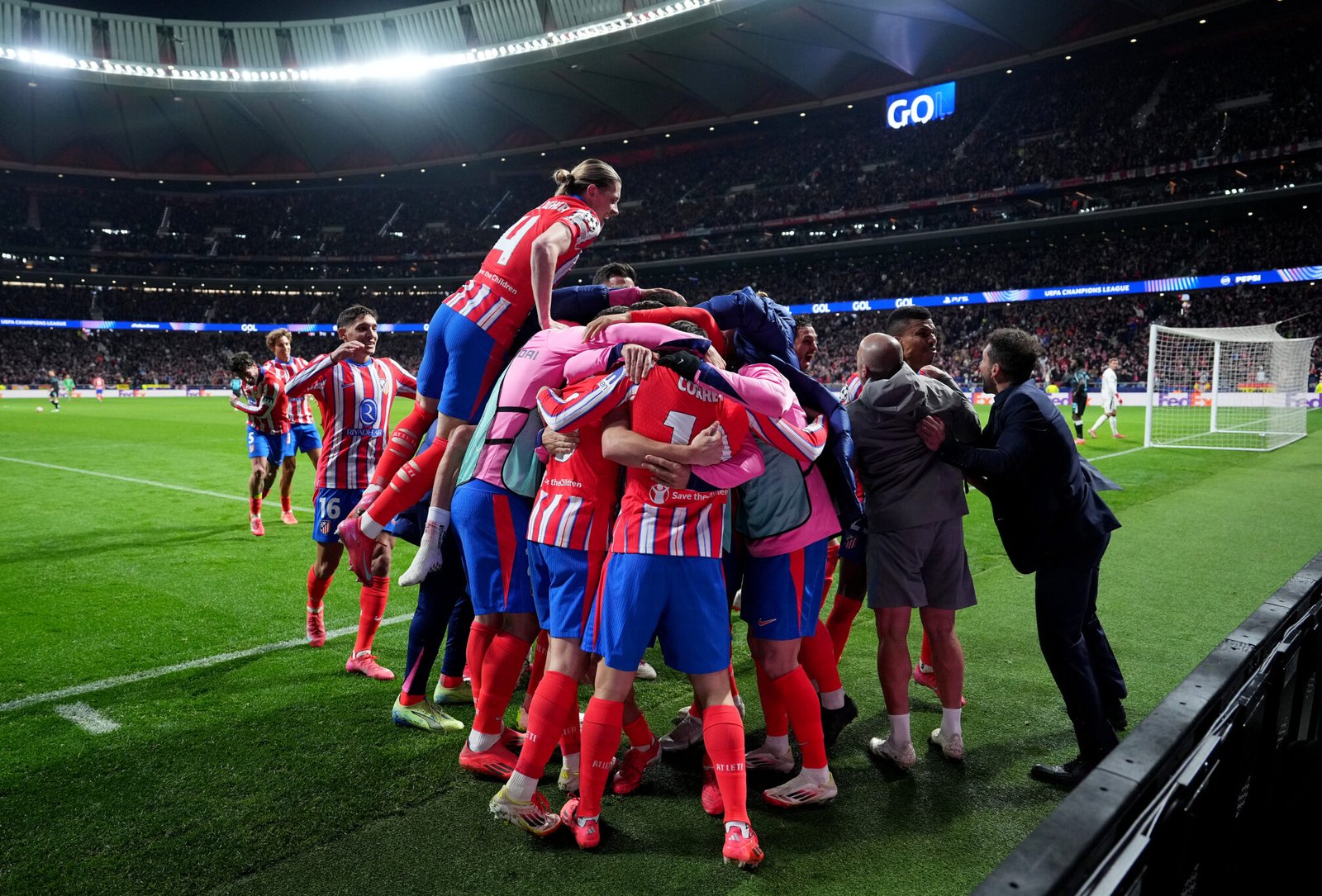 Jugadores del Atlético de Madrid celebrando el segundo con ante el Leverkusen