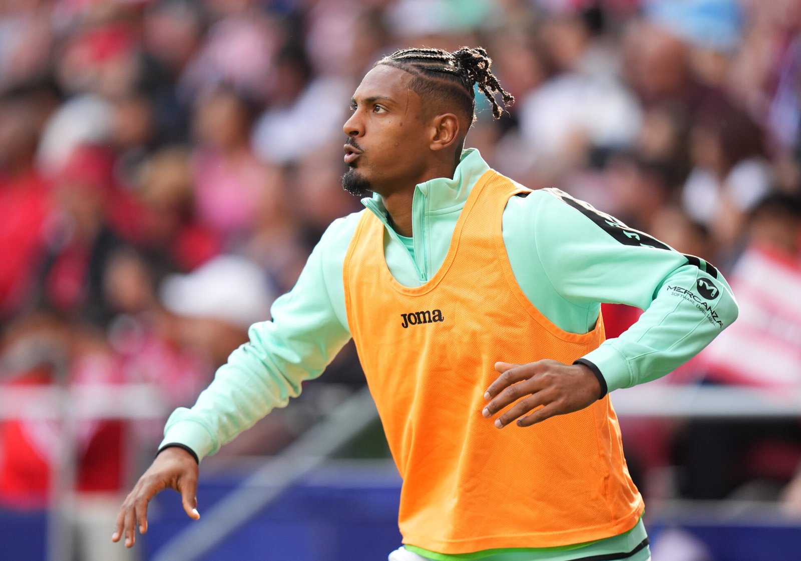 Sébastien Haller calentando previo a un partido ante el Atlético de Madrid.