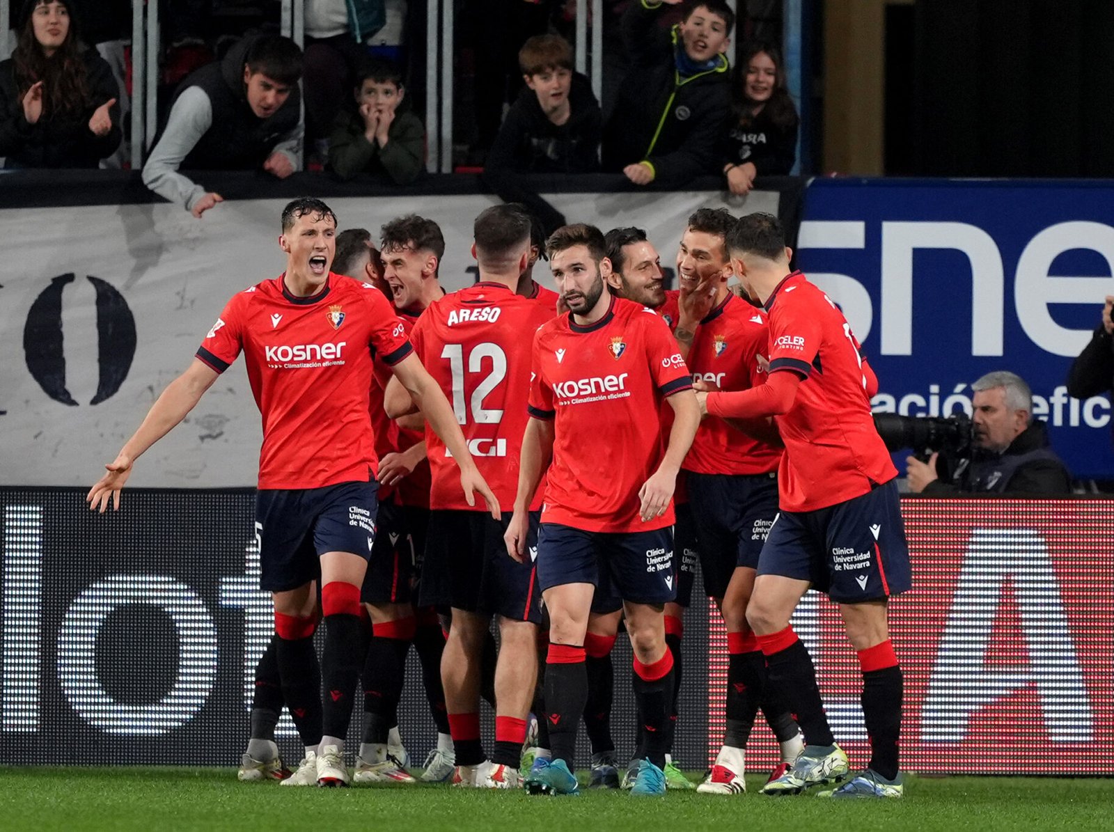 Lucas Torro del CA Osasuna celebra marcar el primer gol de su equipo con sus compañeros durante el partido de LaLiga entre el CA Osasuna y el Athletic Club en el Estadio El Sadar el 21 de diciembre de 2024 en Pamplona, ​​España. (Foto de Juan Manuel Serrano Arce/Getty Images)