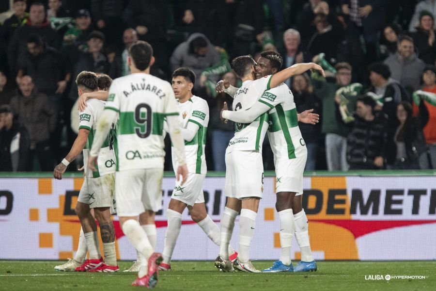 Jugadores del Elche celebrando el gol de Sory Kaba