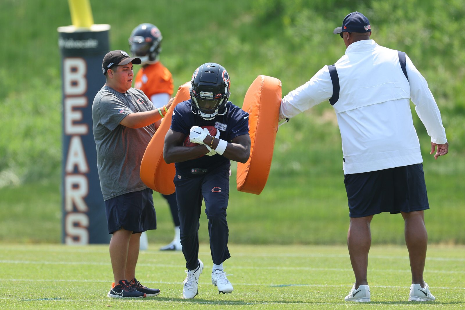 Aron Cruickshank #84 con los Chicago Bears en un entrenamiento OTAs en el Halas Hall el 23 de Mayo de 2023 en Lake Forest, Illinois. (Fotografía: Michael Reaves/Getty Images)