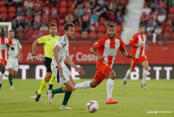 Luis Suárez presionando a Rai Marchán