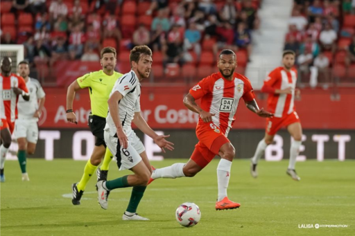 Luis Suárez presionando a Rai Marchán