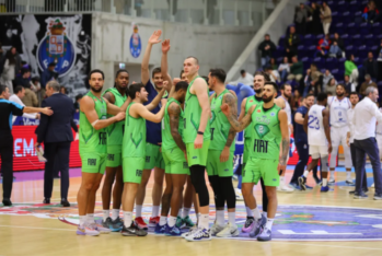 Jugadores del Tofas Bursa tras el pitido final ante el FC Porto