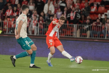 Perovic centrando ante Sintes en la jornada 13