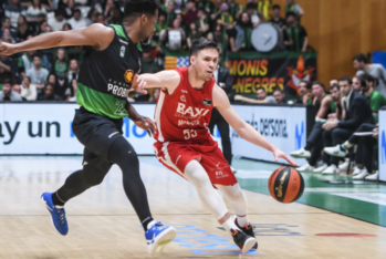 Dani Pérez con el balón ante el Joventut de Badalona