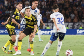 Dani Fernández con el balón controlado ante Aguado