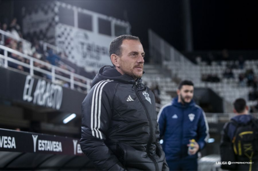 Alberto González en el banquillo ante FC Cartagena