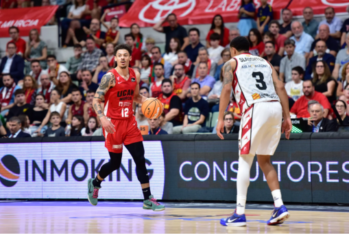 Jonah Radebaugh lleva la pelota bajo la mirada de Slaughter en el partido de ida entre el Casademont Zaragoza y UCAM Murcia