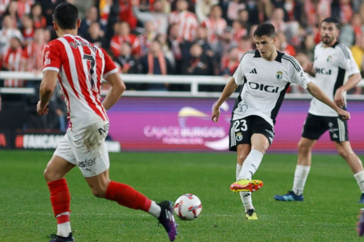 Morante haciendo un pase ante Gaspar en la ida entre el Burgos CF y el Real Sporting de Gijón