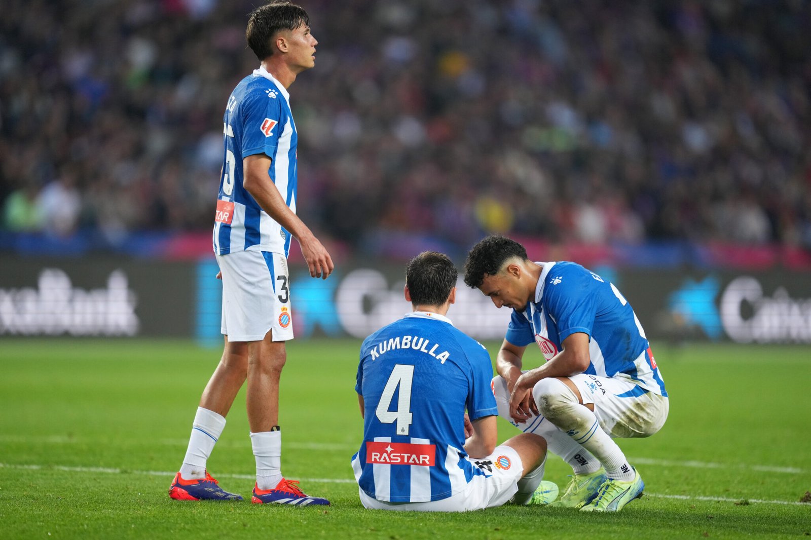 Jugadores del Espanyol consuelan a Marash Kumbulla.