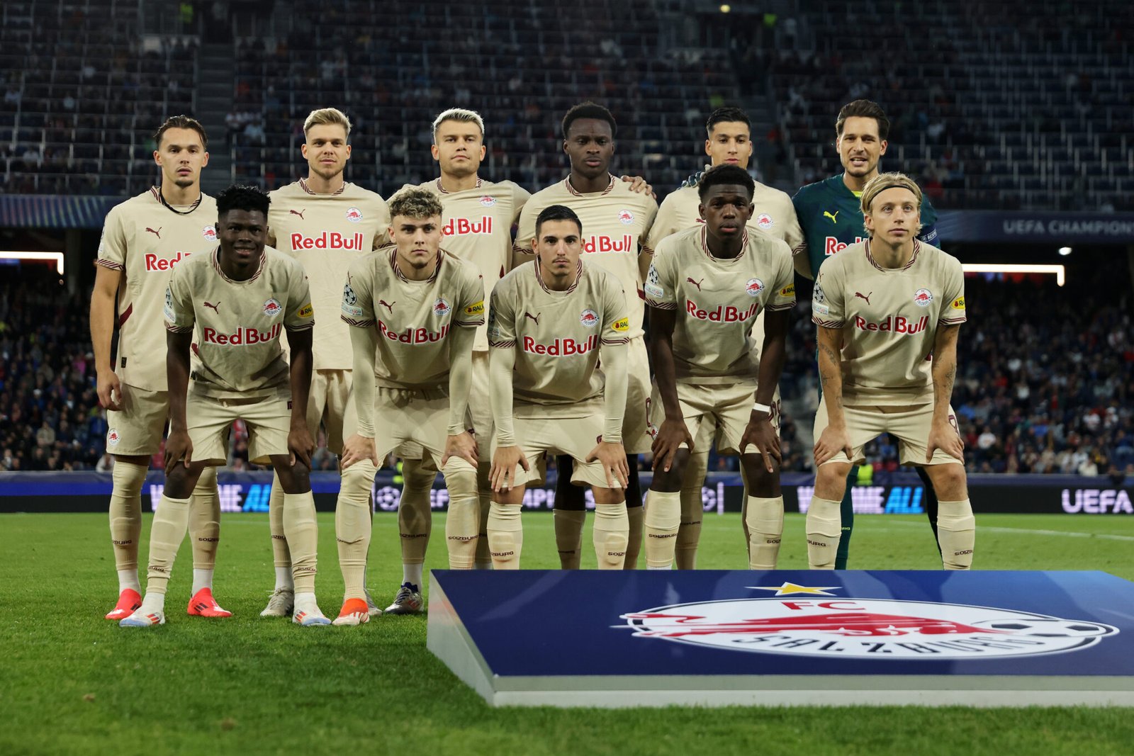 SALZBURGO, AUSTRIA - 01 DE OCTUBRE: Jugadores del FC Salzburg posan para una foto de equipo antes del partido de la Fase MD2 de la Liga de Campeones de la UEFA 2024/25 entre el FC Salzburg y el Stade Brestois 29 en el Stadion Salzburg el 01 de octubre de 2024 en Salzburgo, Austria. (Foto de Jasmin Walter/Getty Images)